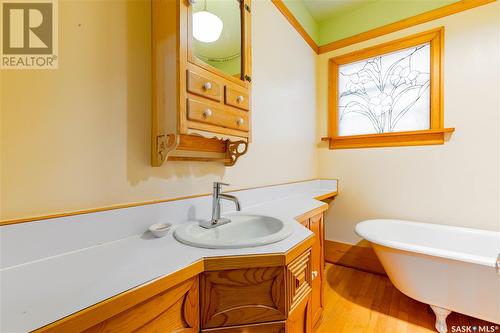 818 5Th Avenue N, Saskatoon, SK - Indoor Photo Showing Bathroom