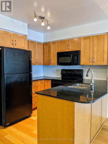 709 - 2181 Yonge Street, Toronto, ON - Indoor Photo Showing Kitchen