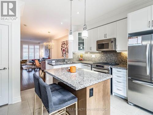 6 Agar Lane, Vaughan, ON - Indoor Photo Showing Kitchen With Upgraded Kitchen