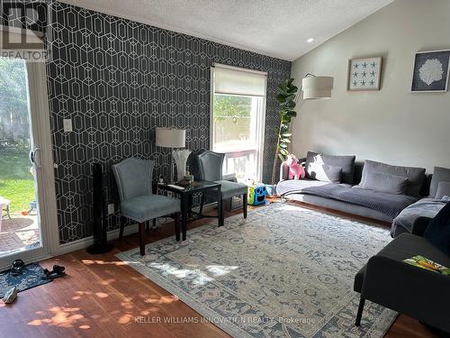 Unit B - 533 Rosemeadow Crescent, Waterloo, ON - Indoor Photo Showing Living Room