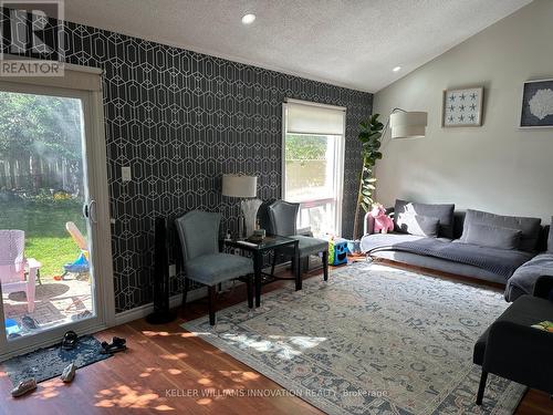 Unit B - 533 Rosemeadow Crescent, Waterloo, ON - Indoor Photo Showing Living Room