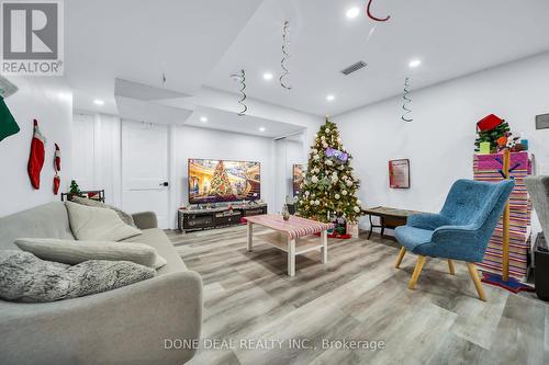 21 Bellagio Avenue, Hamilton, ON - Indoor Photo Showing Living Room