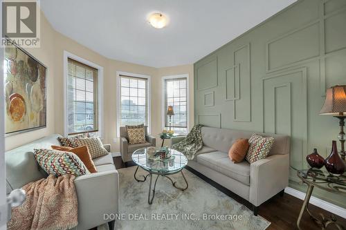 21 Bellagio Avenue, Hamilton, ON - Indoor Photo Showing Living Room