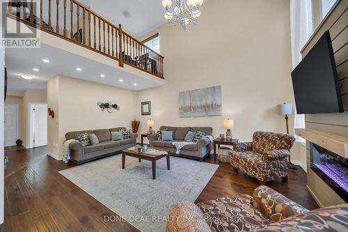 21 Bellagio Avenue, Hamilton, ON - Indoor Photo Showing Living Room