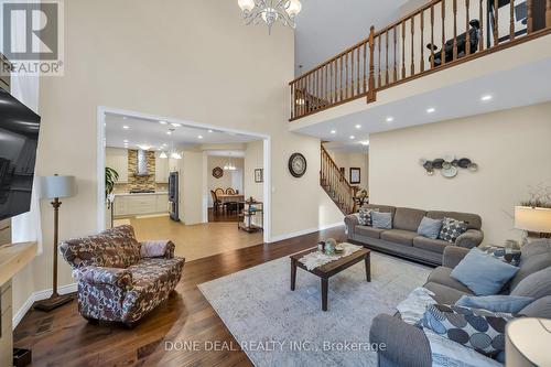 21 Bellagio Avenue, Hamilton, ON - Indoor Photo Showing Living Room