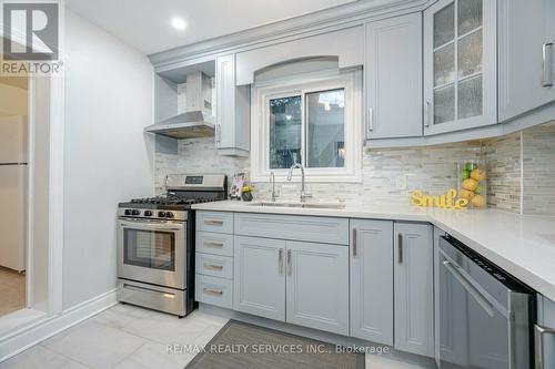 240 Taylor Mills Drive S, Richmond Hill, ON - Indoor Photo Showing Kitchen With Upgraded Kitchen