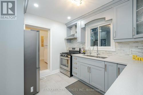 240 Taylor Mills Drive S, Richmond Hill, ON - Indoor Photo Showing Kitchen With Double Sink