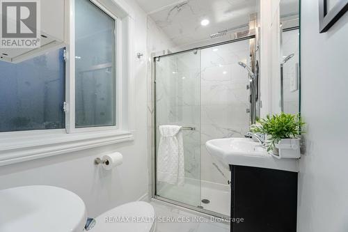 240 Taylor Mills Drive S, Richmond Hill, ON - Indoor Photo Showing Bathroom