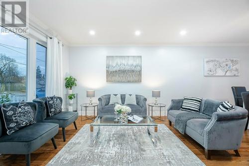 240 Taylor Mills Drive S, Richmond Hill, ON - Indoor Photo Showing Living Room