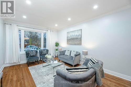 240 Taylor Mills Drive S, Richmond Hill, ON - Indoor Photo Showing Living Room