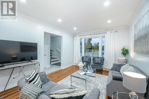 240 Taylor Mills Drive S, Richmond Hill, ON - Indoor Photo Showing Living Room