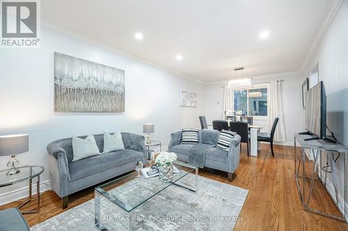 240 Taylor Mills Drive S, Richmond Hill, ON - Indoor Photo Showing Living Room