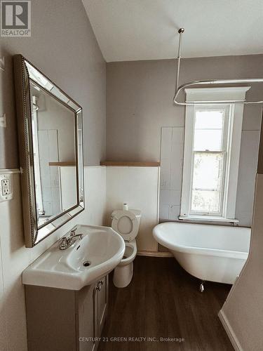 633 Hamilton Road, London, ON - Indoor Photo Showing Bathroom