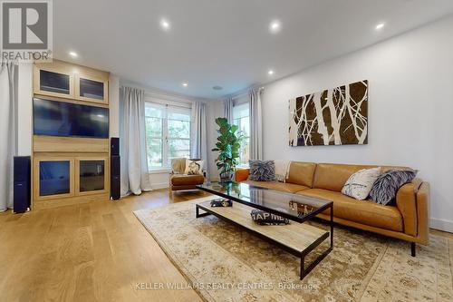 27 Boulding Drive, Aurora, ON - Indoor Photo Showing Living Room