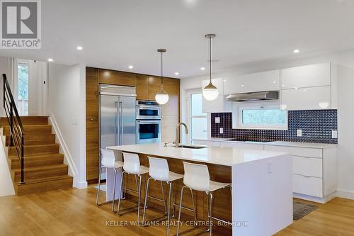 27 Boulding Drive, Aurora, ON - Indoor Photo Showing Kitchen With Upgraded Kitchen