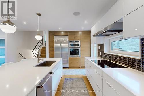 27 Boulding Drive, Aurora, ON - Indoor Photo Showing Kitchen With Upgraded Kitchen