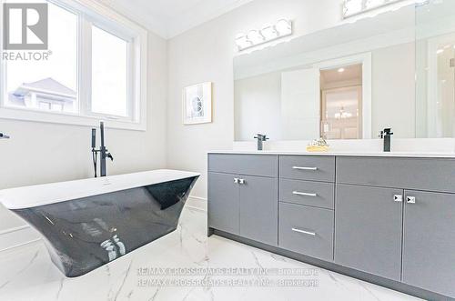 25 Madison Avenue, Richmond Hill, ON - Indoor Photo Showing Bathroom