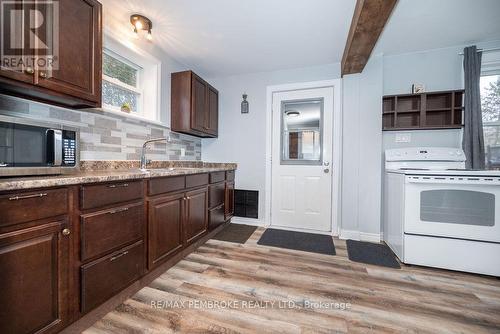 241 Forced Road, Pembroke, ON - Indoor Photo Showing Kitchen