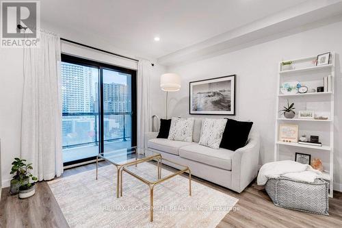 812 - 15 Queen Street E, Hamilton, ON - Indoor Photo Showing Living Room