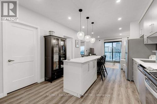 812 - 15 Queen Street E, Hamilton, ON - Indoor Photo Showing Kitchen With Upgraded Kitchen