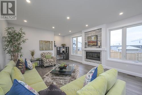 177 Middleton Avenue, London, ON - Indoor Photo Showing Living Room With Fireplace