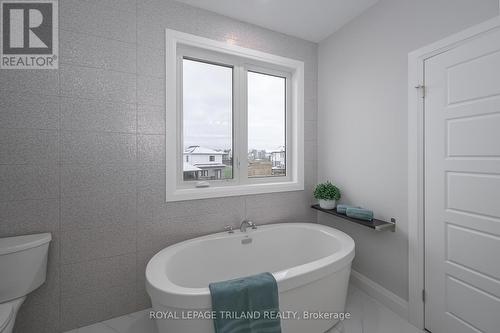 177 Middleton Avenue, London, ON - Indoor Photo Showing Bathroom