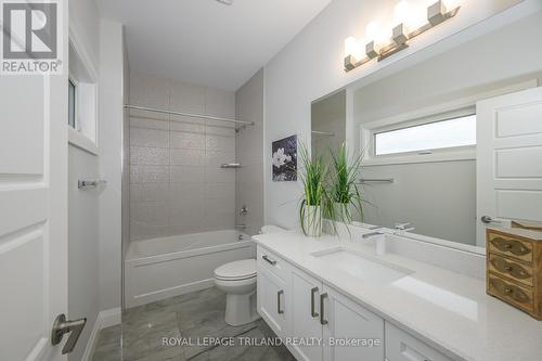 177 Middleton Avenue, London, ON - Indoor Photo Showing Bathroom