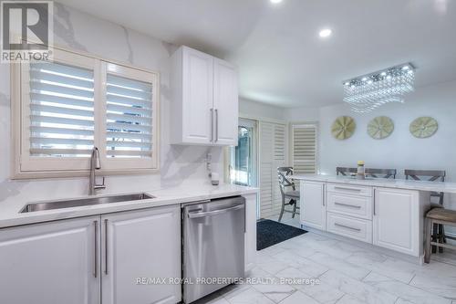 47 Butterfield Crescent, Whitby, ON - Indoor Photo Showing Kitchen