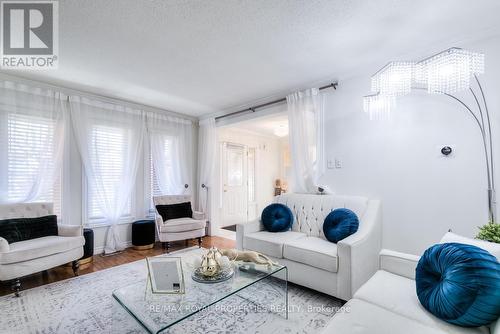 47 Butterfield Crescent, Whitby, ON - Indoor Photo Showing Living Room