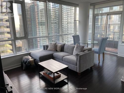 3909 - 295 Adelaide Street W, Toronto, ON - Indoor Photo Showing Living Room