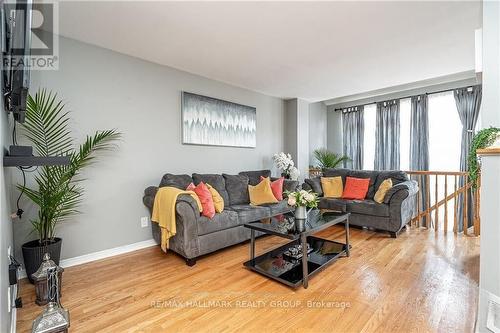 216 Claridge Drive, Ottawa, ON - Indoor Photo Showing Living Room