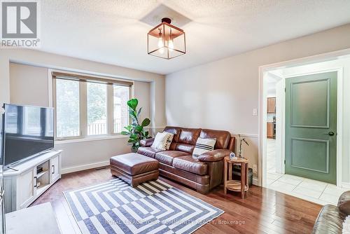 1 Oakmeadow Boulevard, Georgina, ON - Indoor Photo Showing Living Room