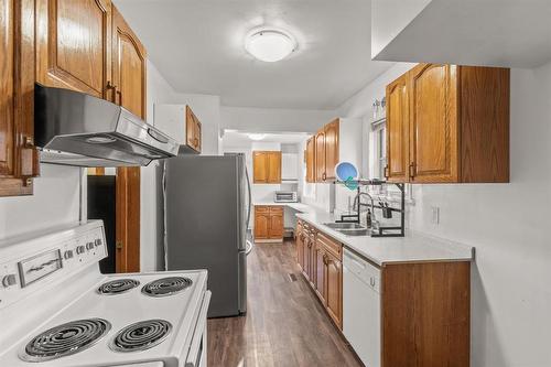 233 Hampton Street, Winnipeg, MB - Indoor Photo Showing Kitchen With Double Sink