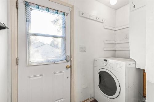 233 Hampton Street, Winnipeg, MB - Indoor Photo Showing Laundry Room