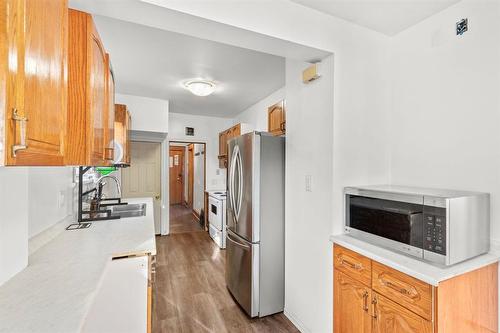 233 Hampton Street, Winnipeg, MB - Indoor Photo Showing Kitchen