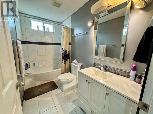 1727 Happyvale Avenue, Kamloops, BC - Indoor Photo Showing Bathroom