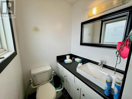 1727 Happyvale Avenue, Kamloops, BC - Indoor Photo Showing Bathroom