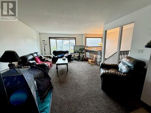 1727 Happyvale Avenue, Kamloops, BC - Indoor Photo Showing Living Room