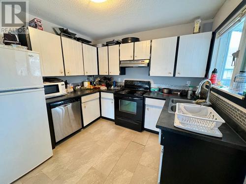 1727 Happyvale Avenue, Kamloops, BC - Indoor Photo Showing Kitchen With Double Sink