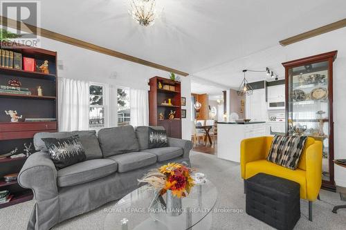 30 Kenneth Boulevard, Quinte West, ON - Indoor Photo Showing Living Room