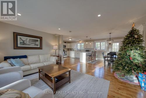 1934 Burbrook Road, Kingston (City North Of 401), ON - Indoor Photo Showing Living Room