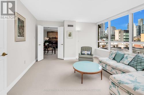 603 - 130 Carlton Street, Toronto, ON - Indoor Photo Showing Living Room