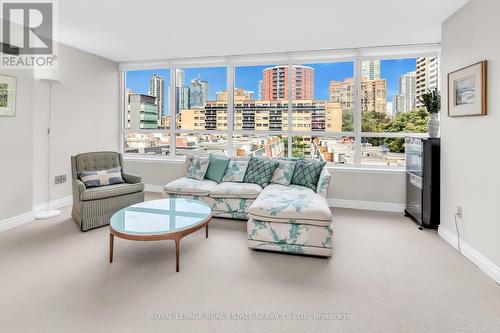 603 - 130 Carlton Street, Toronto, ON - Indoor Photo Showing Living Room