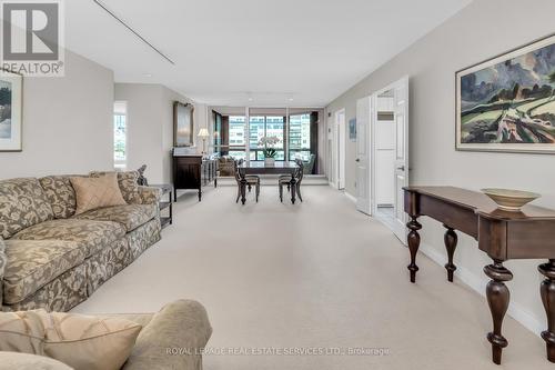 603 - 130 Carlton Street, Toronto, ON - Indoor Photo Showing Living Room