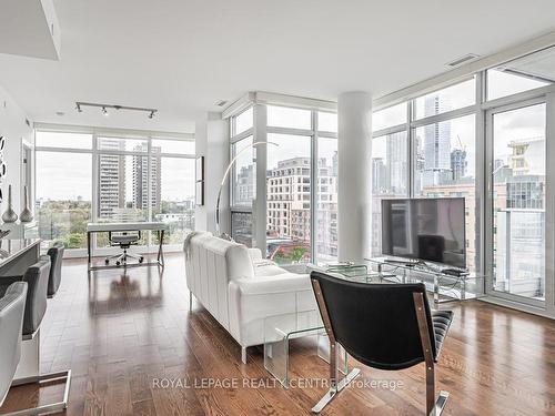 611-170 Avenue Rd, Toronto, ON - Indoor Photo Showing Living Room