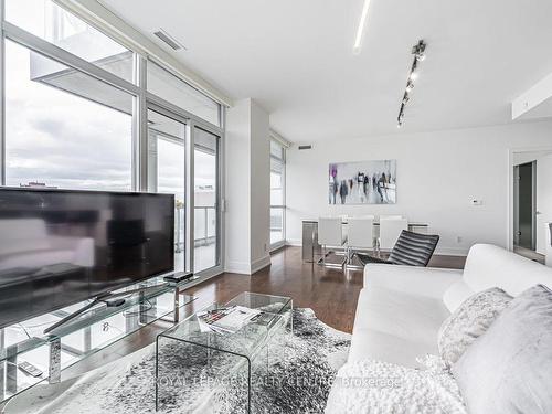 611-170 Avenue Rd, Toronto, ON - Indoor Photo Showing Living Room