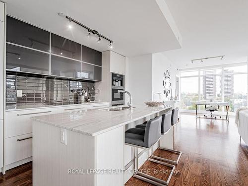 611-170 Avenue Rd, Toronto, ON - Indoor Photo Showing Kitchen With Upgraded Kitchen