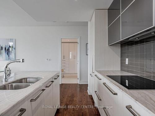 611-170 Avenue Rd, Toronto, ON - Indoor Photo Showing Kitchen With Double Sink With Upgraded Kitchen