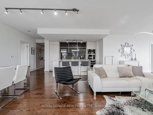 611-170 Avenue Rd, Toronto, ON - Indoor Photo Showing Living Room