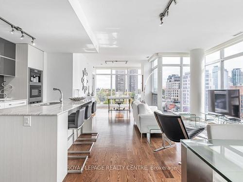 611-170 Avenue Rd, Toronto, ON - Indoor Photo Showing Kitchen With Upgraded Kitchen